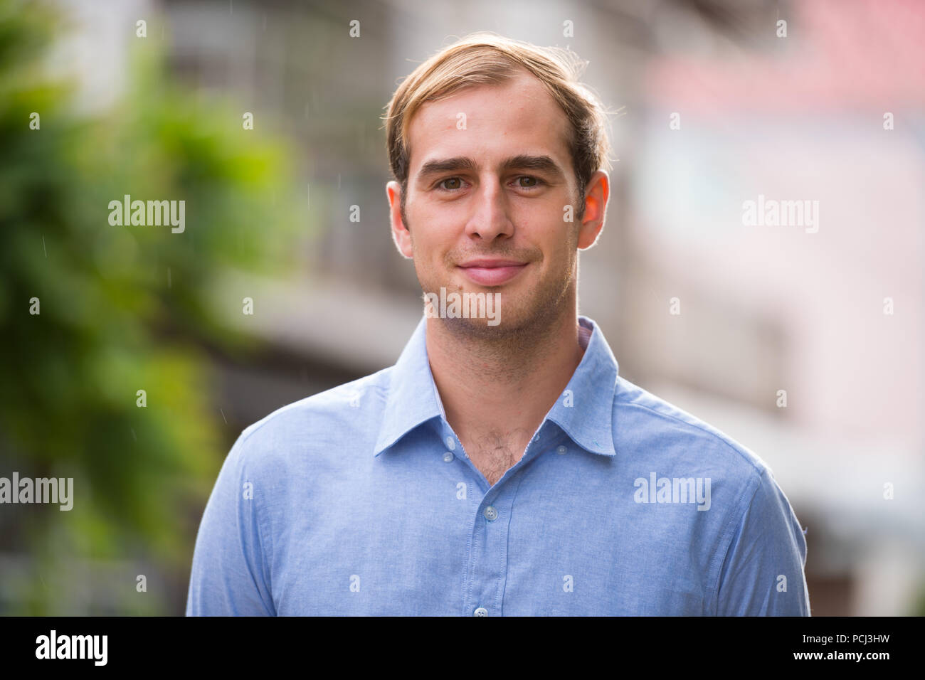 Jeune homme d'affaires dans les rues à l'extérieur Banque D'Images