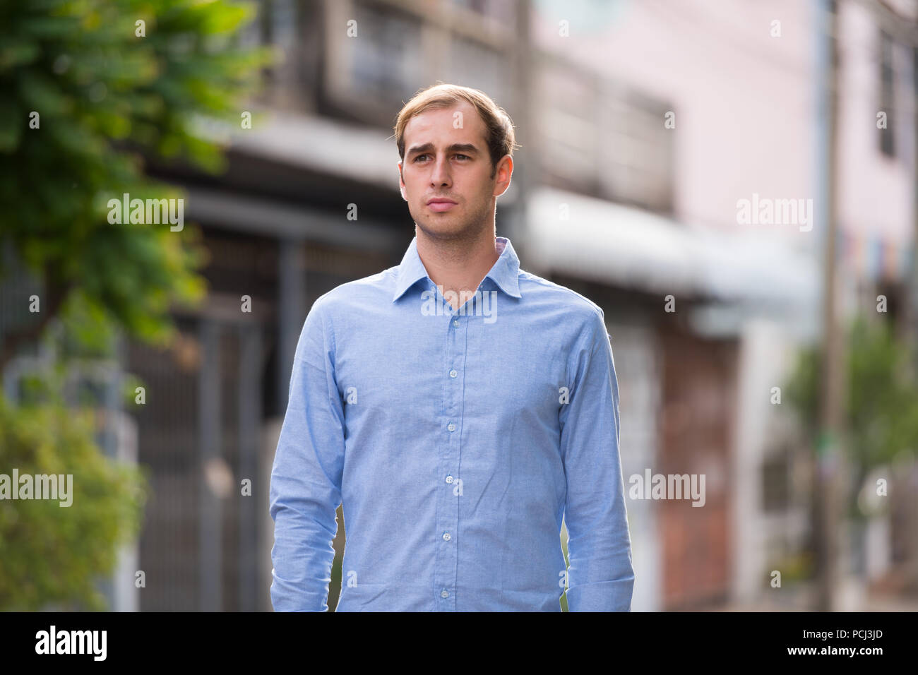 Jeune homme d'affaires dans les rues à l'extérieur Banque D'Images