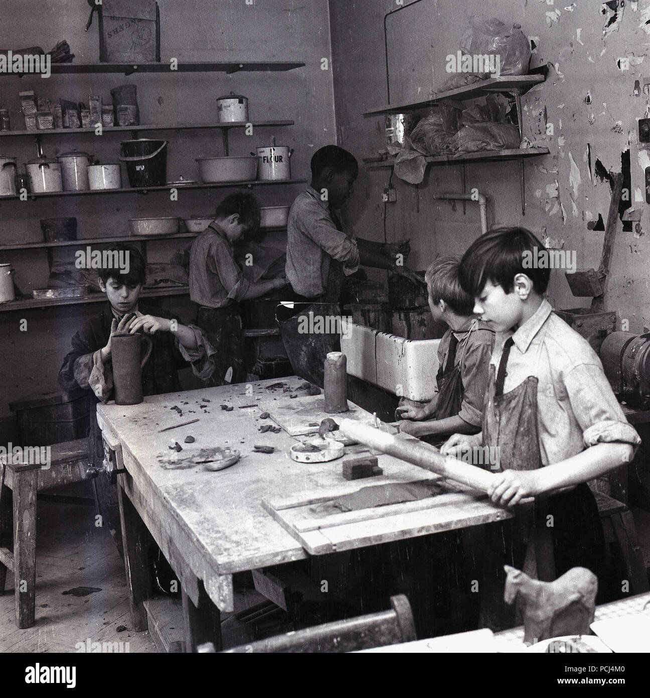 Années 1960, historiques, des écoliers faisant une classe de poterie, England, UK. Banque D'Images