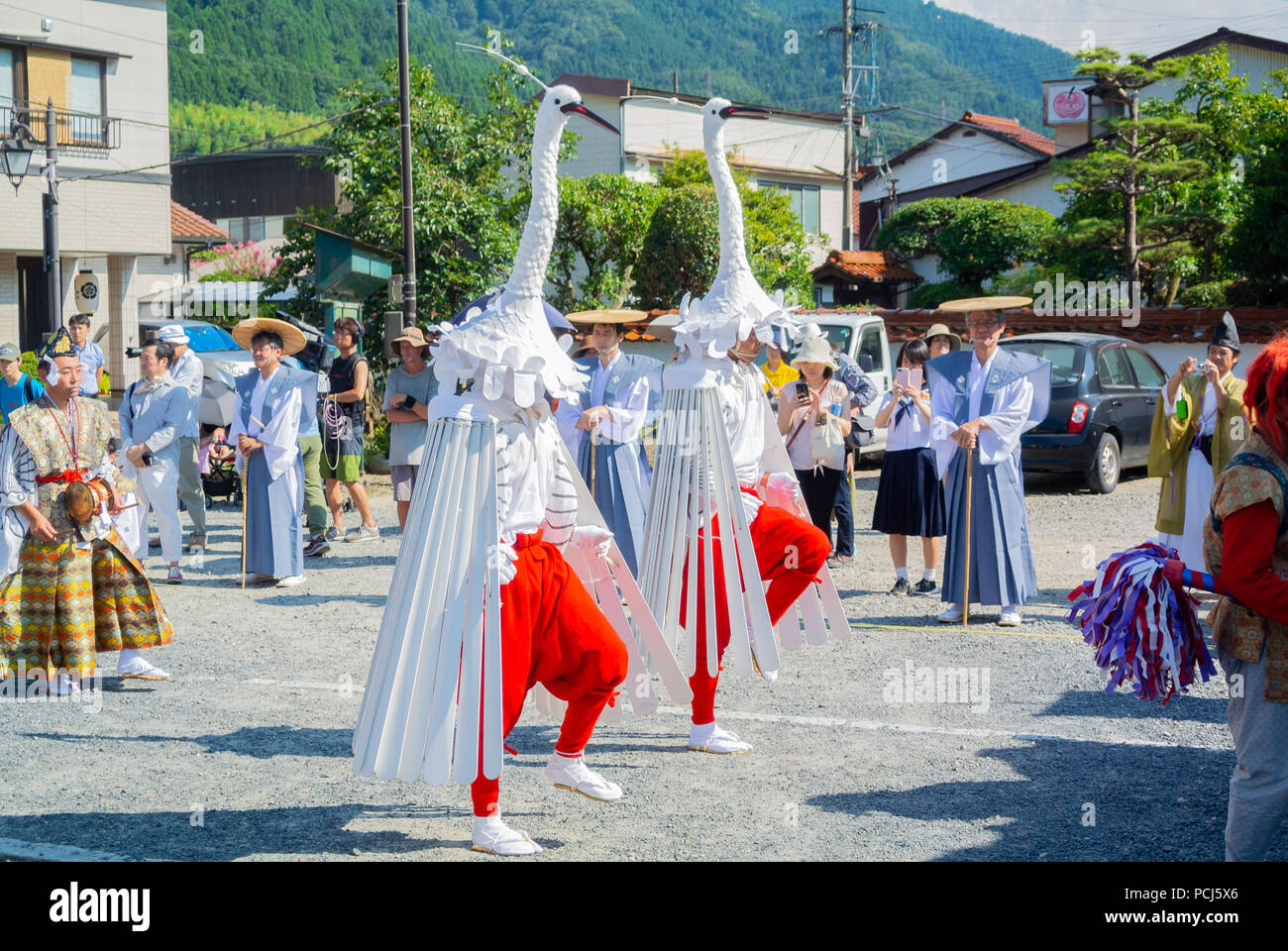 Les hommes japonais effectuant Sagimai, Héron danse, tsuwano, Shimane, Japon, Banque D'Images