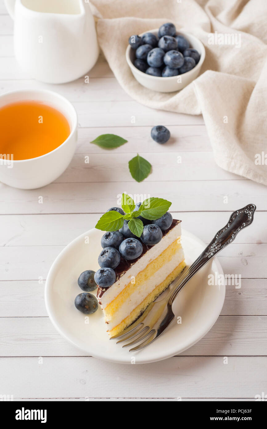 Gâteau d'une souffle avec le glaçage et bleuets frais Banque D'Images