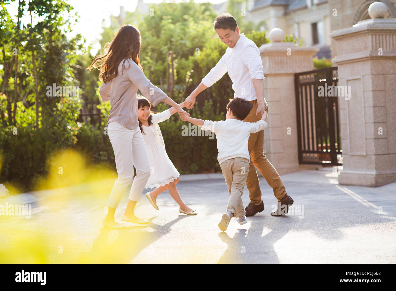 Les jeunes Chinois heureux jouer à l'extérieur de la famille Banque D'Images