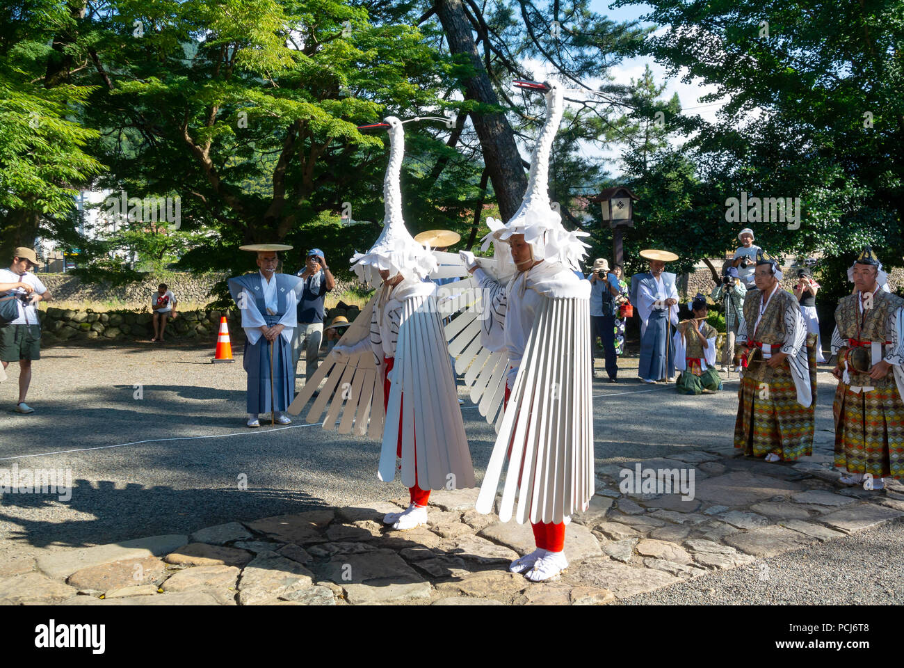 Les hommes japonais effectuant Sagimai, Héron danse, tsuwano, Shimane, Japon, Banque D'Images