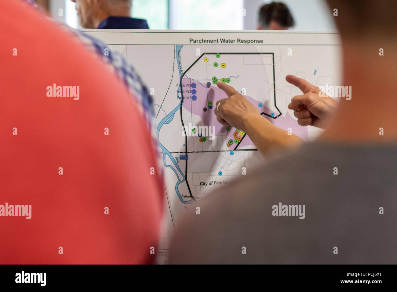 Parchemin, Michigan - Les résidents d'examiner une carte montrant l'étendue de la contamination de leurs propositions d'eau potable. Safp a été trouvé dans des concentrat Banque D'Images
