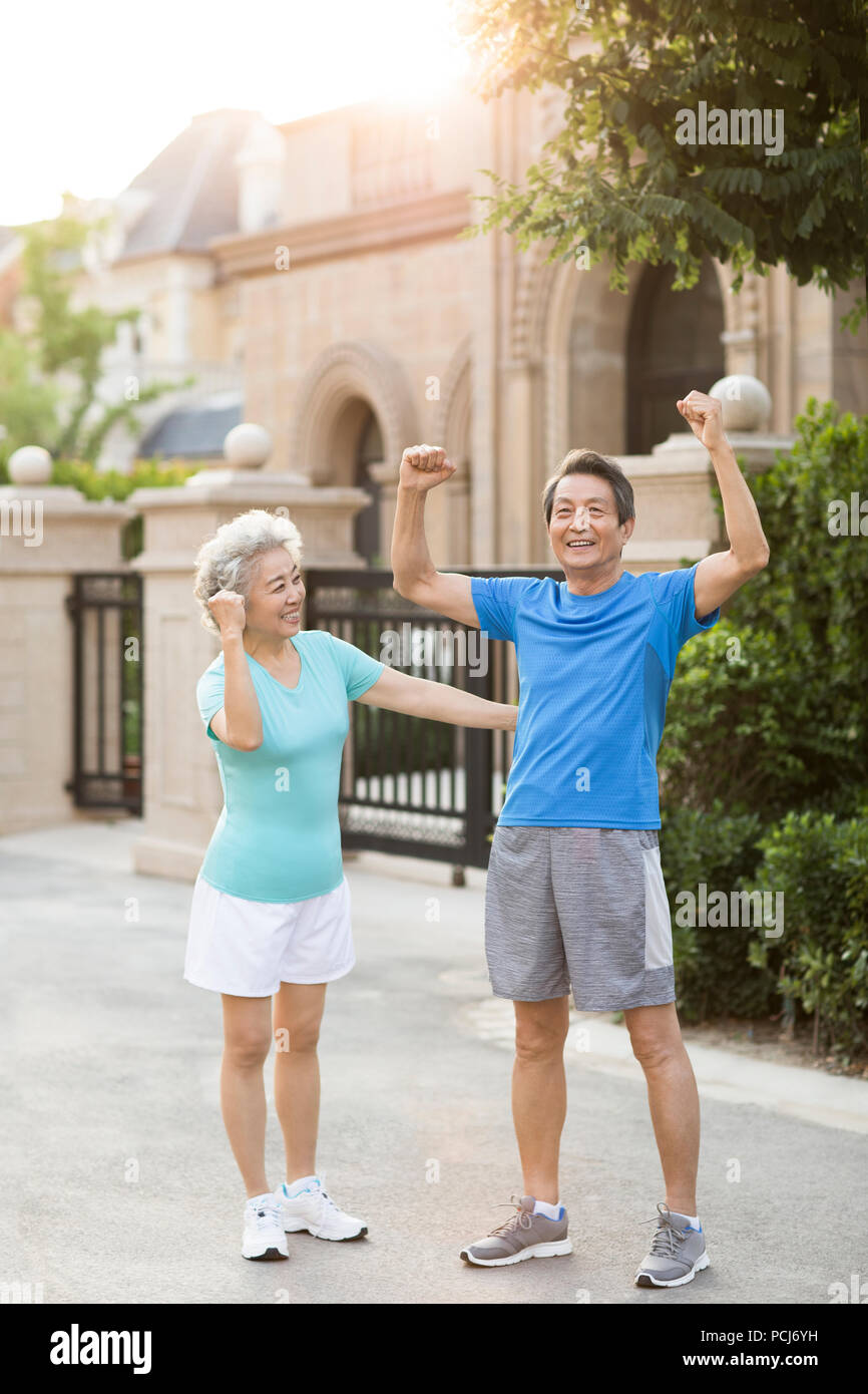 Cheerful senior couple chinois l'exercice à l'extérieur Banque D'Images