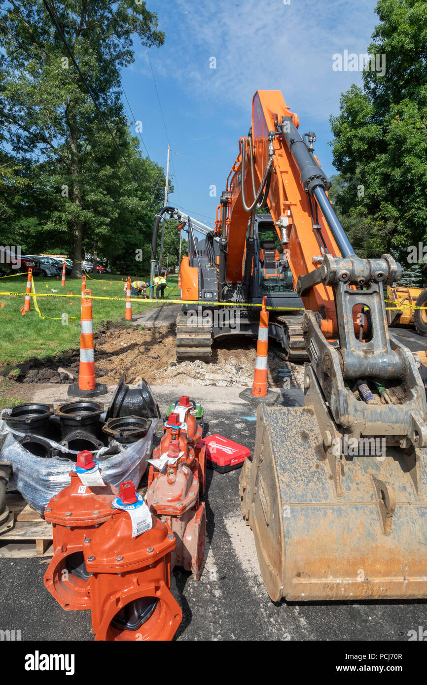 Parchemin, Michigan â€" suite à la découverte de concentrations élevées de PFA dans l'eau potable du parchemin, une équipe de construction relie la ville. Banque D'Images