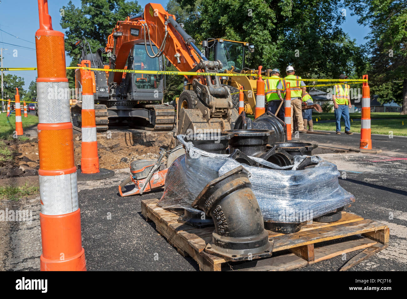 Parchemin, Michigan - à la suite de la découverte de concentrations élevées de PFA dans l'eau potable du parchemin, une équipe de construction de la liaison entre la ville w Banque D'Images