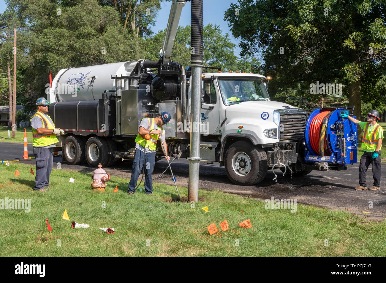 Parchemin, Michigan - à la suite de la découverte de concentrations élevées de PFA dans l'eau potable du parchemin, une équipe de construction de la liaison entre la ville w Banque D'Images