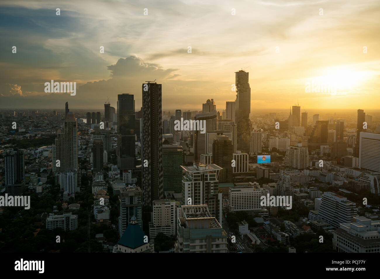 Immeuble moderne dans le quartier des affaires de Bangkok à Bangkok city skyline avec pendant le coucher du soleil, en Thaïlande. Banque D'Images