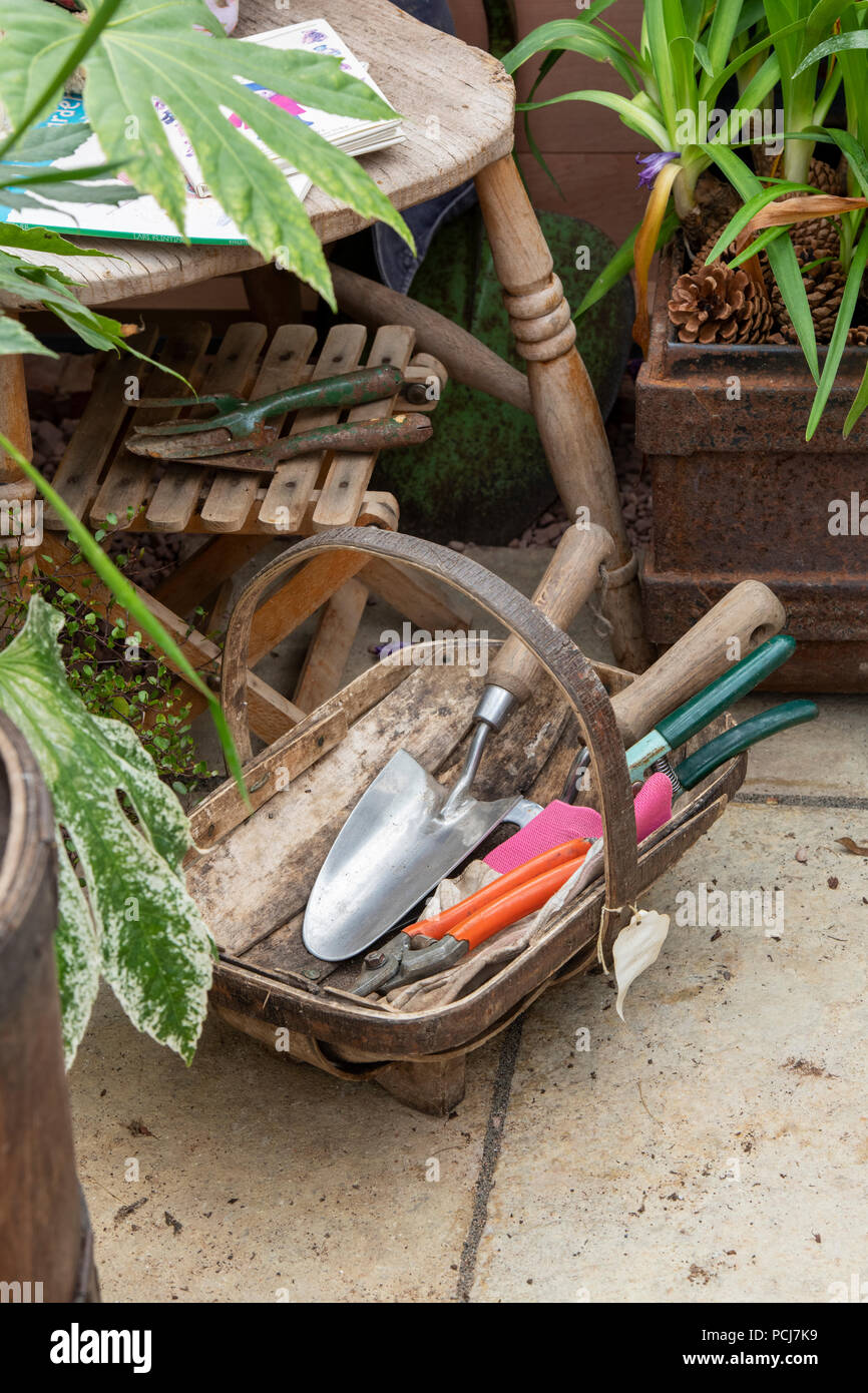 Outils de jardinage dans un trug en bois à un flower show. UK Banque D'Images