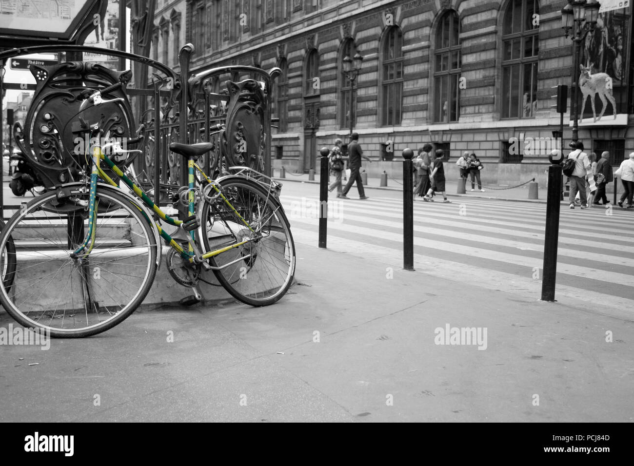 Rayé vert et jaune location hors métro Palais Royal - Musée du Louvre métro à Paris pris couleur sur noir et blanc Banque D'Images