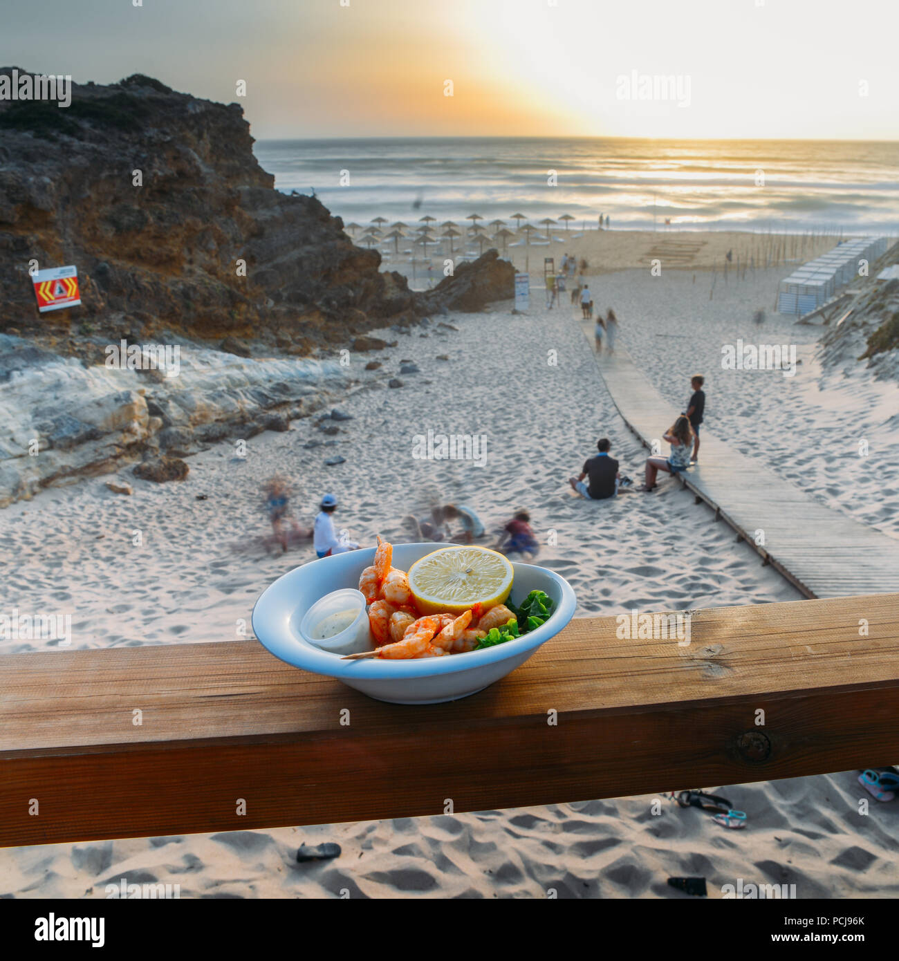 Assiette de crevettes avec la plage de Guincho, Cascais, Portugal en arrière-plan Banque D'Images