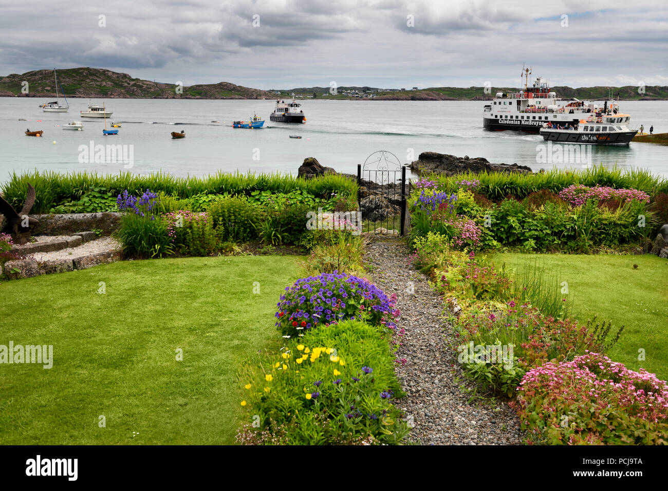 Baile Mor jardin sur l'île d'Iona en regardant son d'Iona et Fionnphort avec quai Ferry et d' bateaux et voiliers Ecosse Banque D'Images