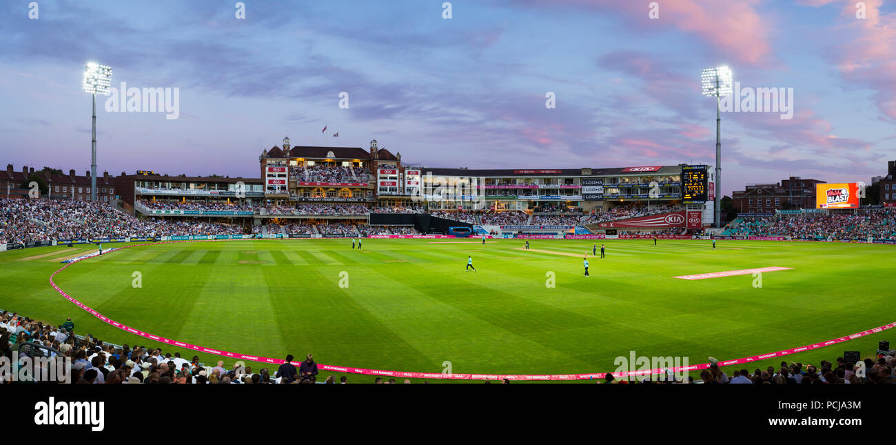 Le pavillon des Membres Micky Stewart surplombant 2020 jour nuit match et le terrain de cricket / guichet de l'Oval Cricket Ground (la Kia Oval) Vauxhall, Londres. UK. (100) Banque D'Images
