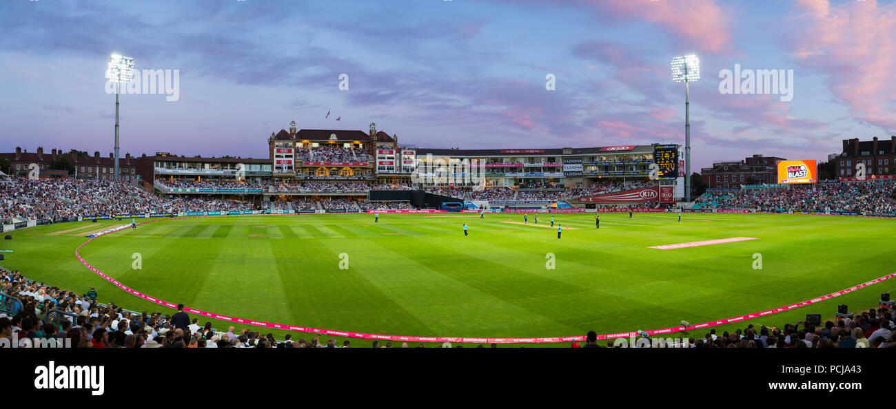 Le pavillon des Membres Micky Stewart surplombant 2020 jour nuit match et le terrain de cricket / guichet de l'Oval Cricket Ground (la Kia Oval) Vauxhall, Londres. UK. (100) Banque D'Images