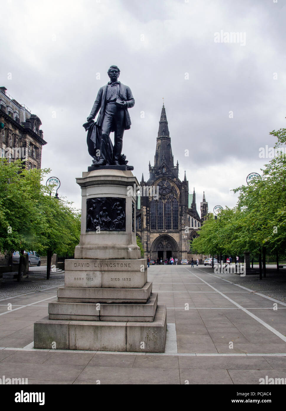 GLASGOW, ÉCOSSE - 2 août 2018 : une statue de l'explorateur écossais David Livingstone (1813 - 1873). Derrière lui, c'est la cathédrale de Glasgow. Banque D'Images
