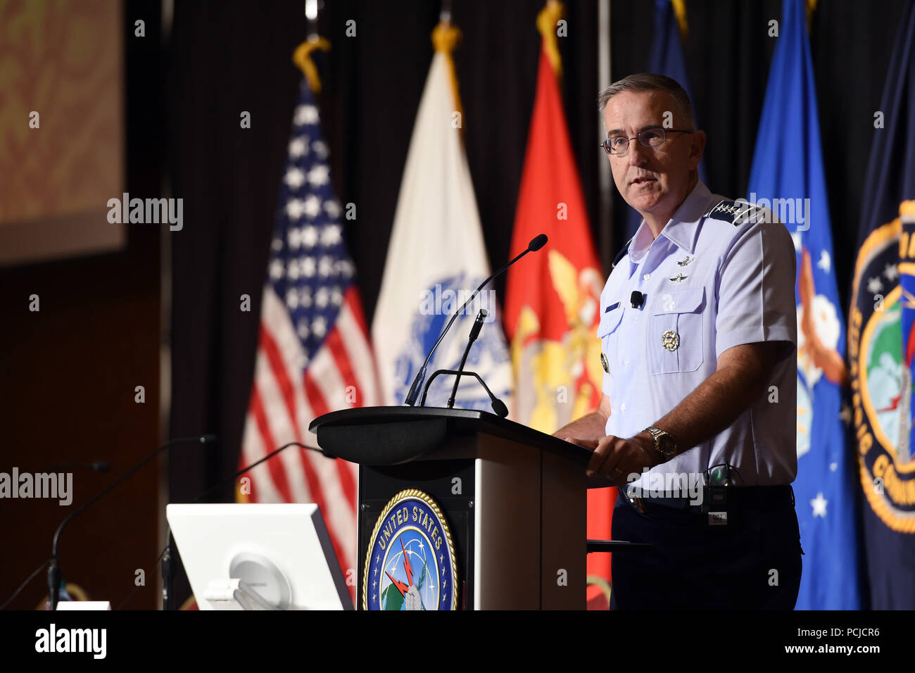 U.S. Air Force le général John Hyten, commandant du Commandement stratégique américain (USSTRATCOM), déclenche le commandement stratégique des États-Unis 2018 Symposium de la dissuasion à la Vista Conference Center de la Vista, Neb., 1er août 2018. Son discours a porté sur l'excellence des opérations de dissuasion et les travaux de la 162 000 membres dans le monde entier de services soutenant la dissuasion stratégique du xxie siècle. USSTRATCOM a des responsabilités à l'assigné par le Plan de commandement unifié qui incluent la dissuasion stratégique, les opérations nucléaires, d'opérations conjointes, spectre électromagnétique oper Banque D'Images