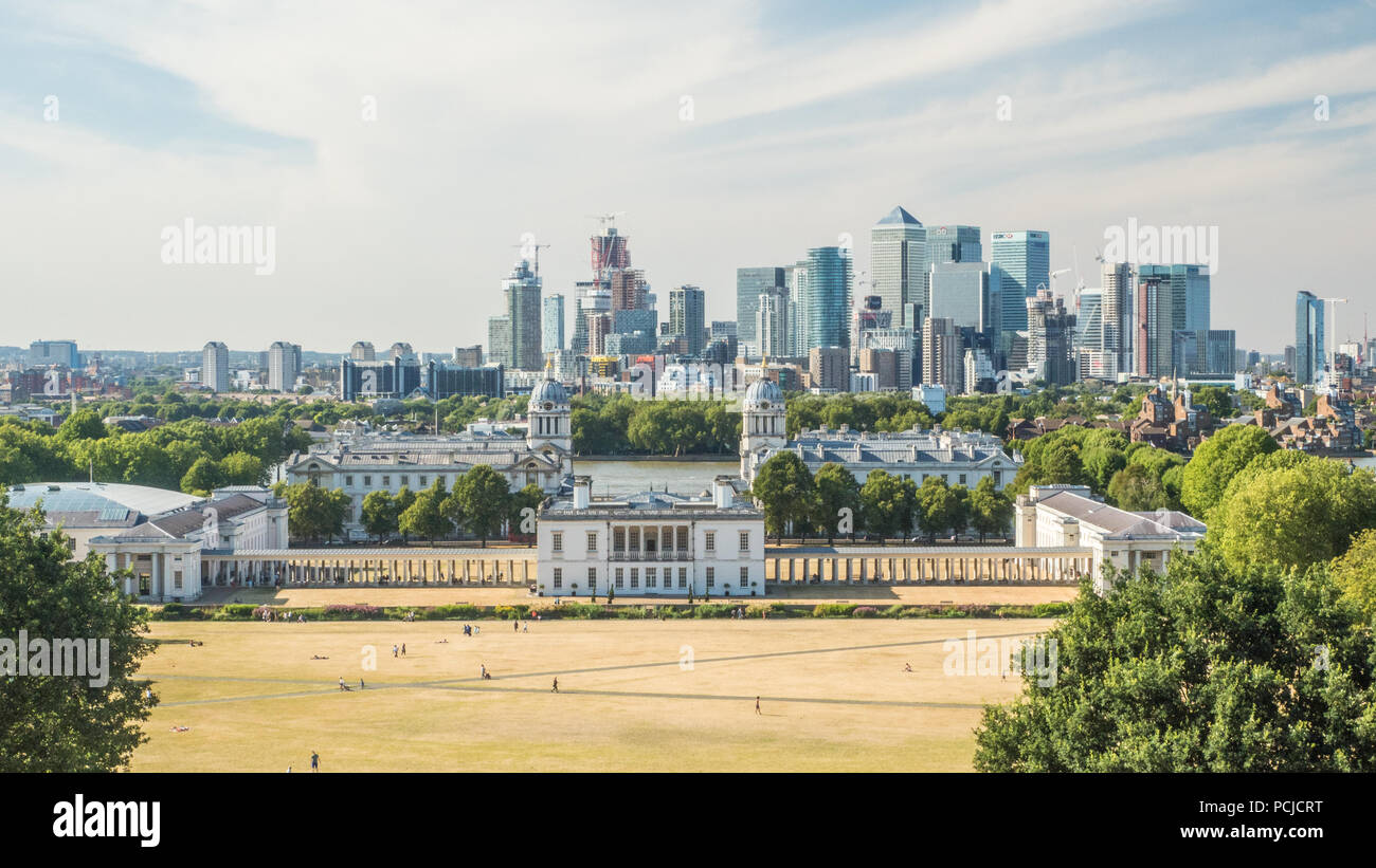 Vue depuis le Parc de Greenwich vers l'université (Old Royal Naval College) avec la Tamise et les gratte-ciel de Canary Wharf derrière. Banque D'Images