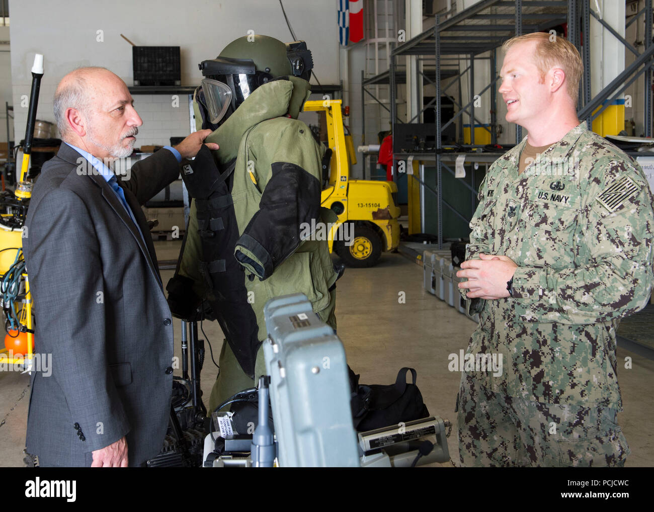 180731-N-AP176-0089 VIRGINIA BEACH, en Virginie (31 juillet 2018) Frank DiGiovanni, sous-chef des opérations navales pour la main-d'œuvre, du personnel, de la formation et de l'éducation, la gauche parle d'un technicien des explosifs et munitions affectées à l'élimination des explosifs et munitions Groupe 2 sur une combinaison antibombe lors d'une visite à l'expéditionnaire marine Combat Command (CCEN) au corps expéditionnaire conjointe Base Little Creek. Ccen permet aux forces de combat du corps expéditionnaire de la Marine d'exécuter, de combat, d'appui au combat et de soutien des missions sur l'ensemble des conjointes, naval, et opérations combinées qui permettent l'accès pour le th Banque D'Images