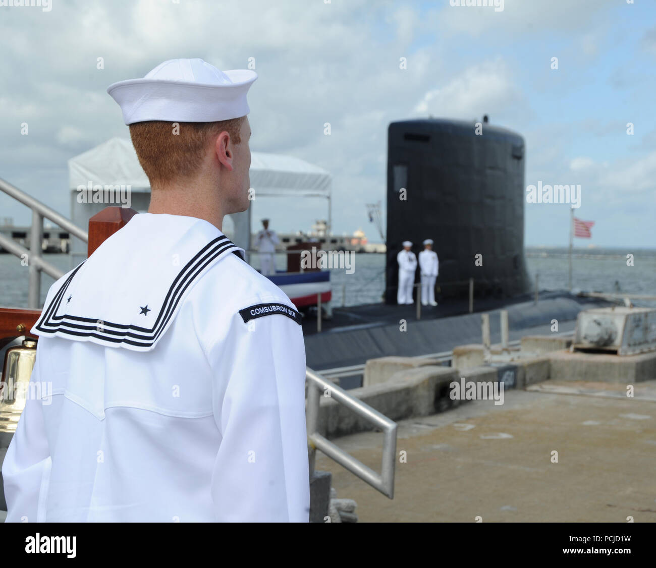 NORFOLK, Virginie (Août 1, 2018) Un marin affecté à l'Escadron de sous-marins s'élève à six sous-marin lors de la passation de commandement de l'Escadron Six à bord du sous-marin d'attaque de la classe Virginia USS Virginia (SSN 787) à Norfolk, en Virginie le capitaine Martin Muckian soulagé le Capitaine Carl Hartsfield comme commandant de l'Escadron de sous-marins, six. (U.S. Photo par marine Spécialiste de la communication de masse en chef Darryl Wood/libérés) Banque D'Images