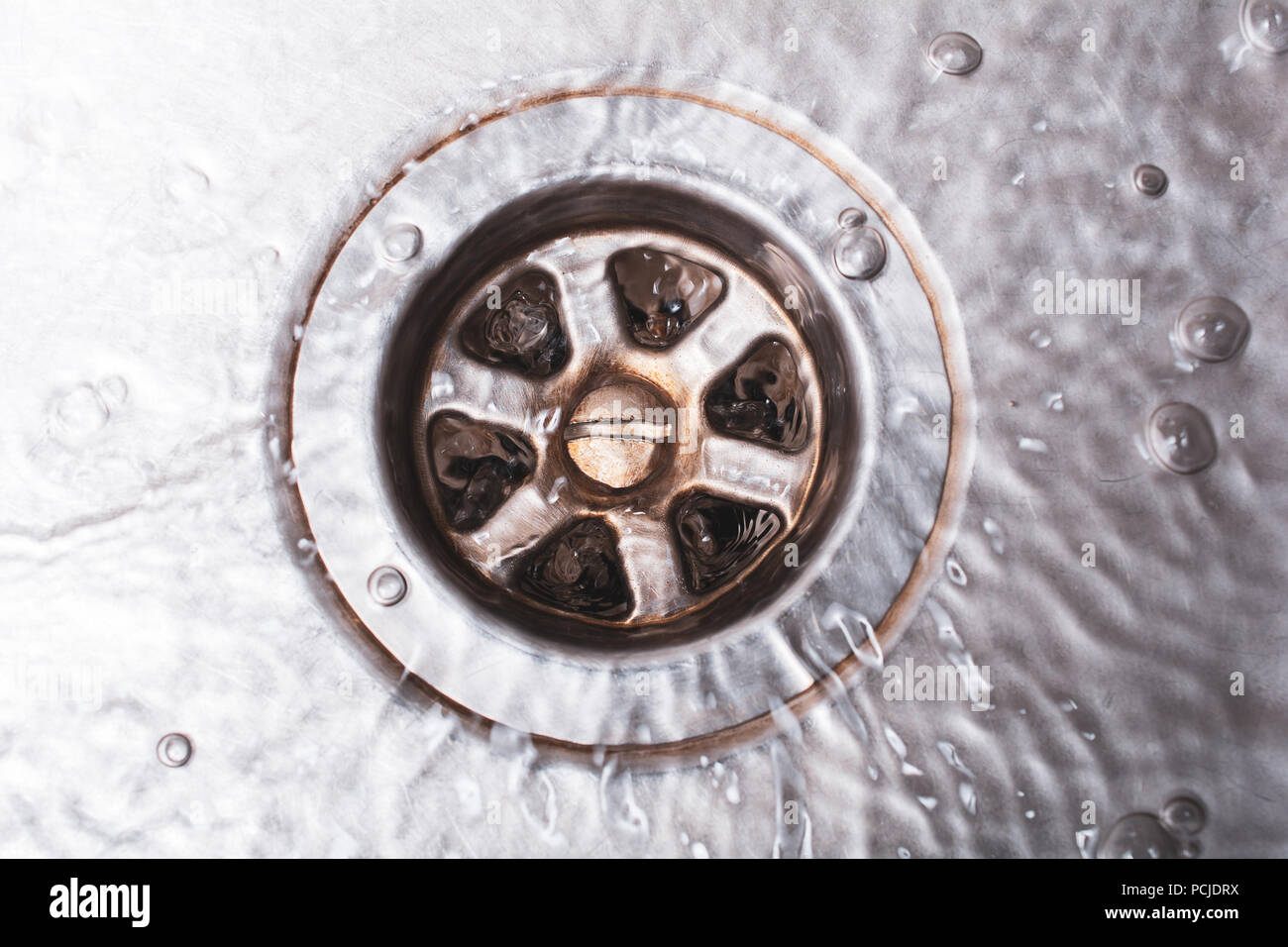 De vidange sale lumineux d'un évier de cuisine à l'eau, vue d'en haut Banque D'Images