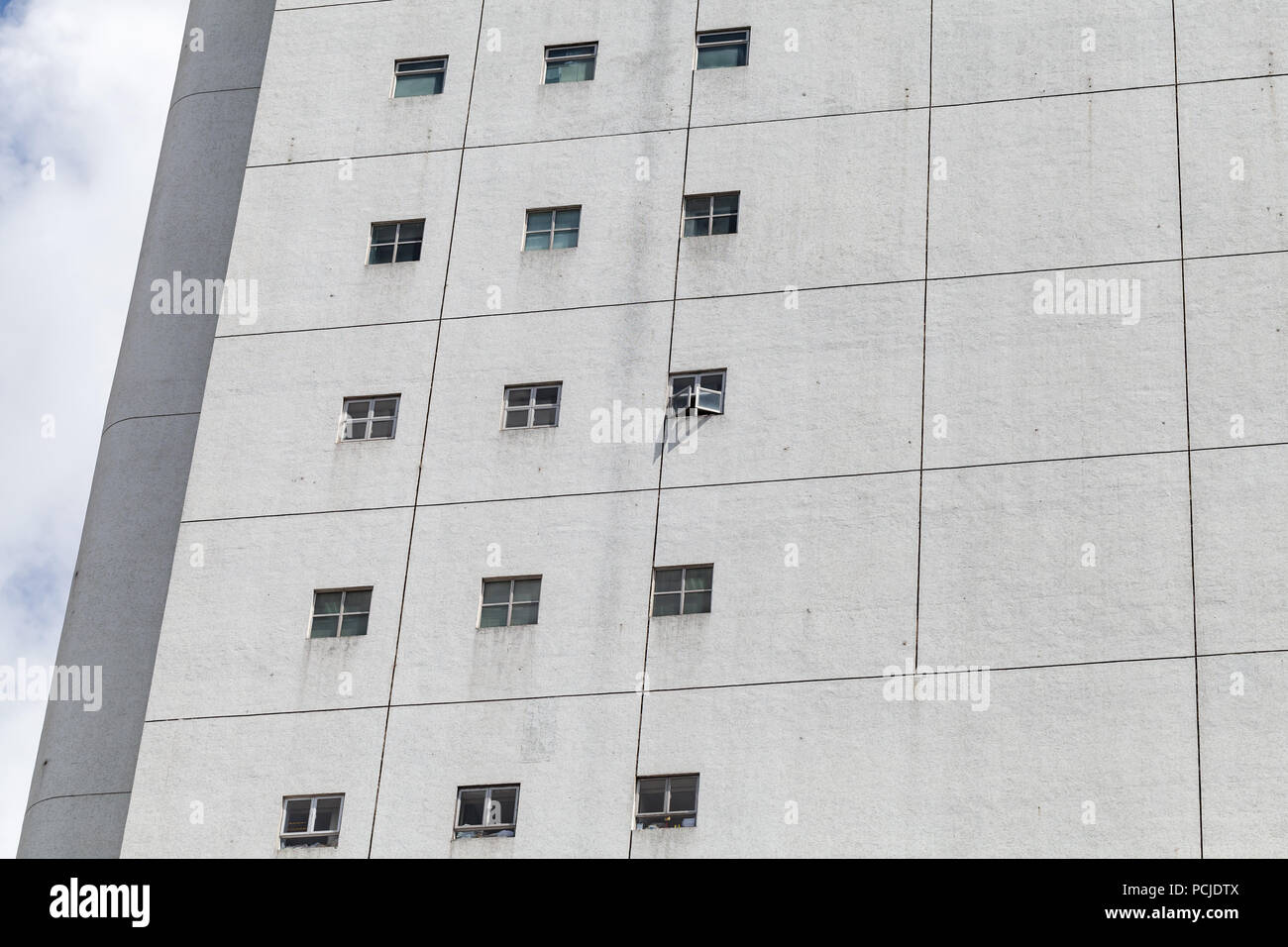 Fragments d'abstrait architecture industrielle, mur blanc avec des fenêtres carrées Banque D'Images