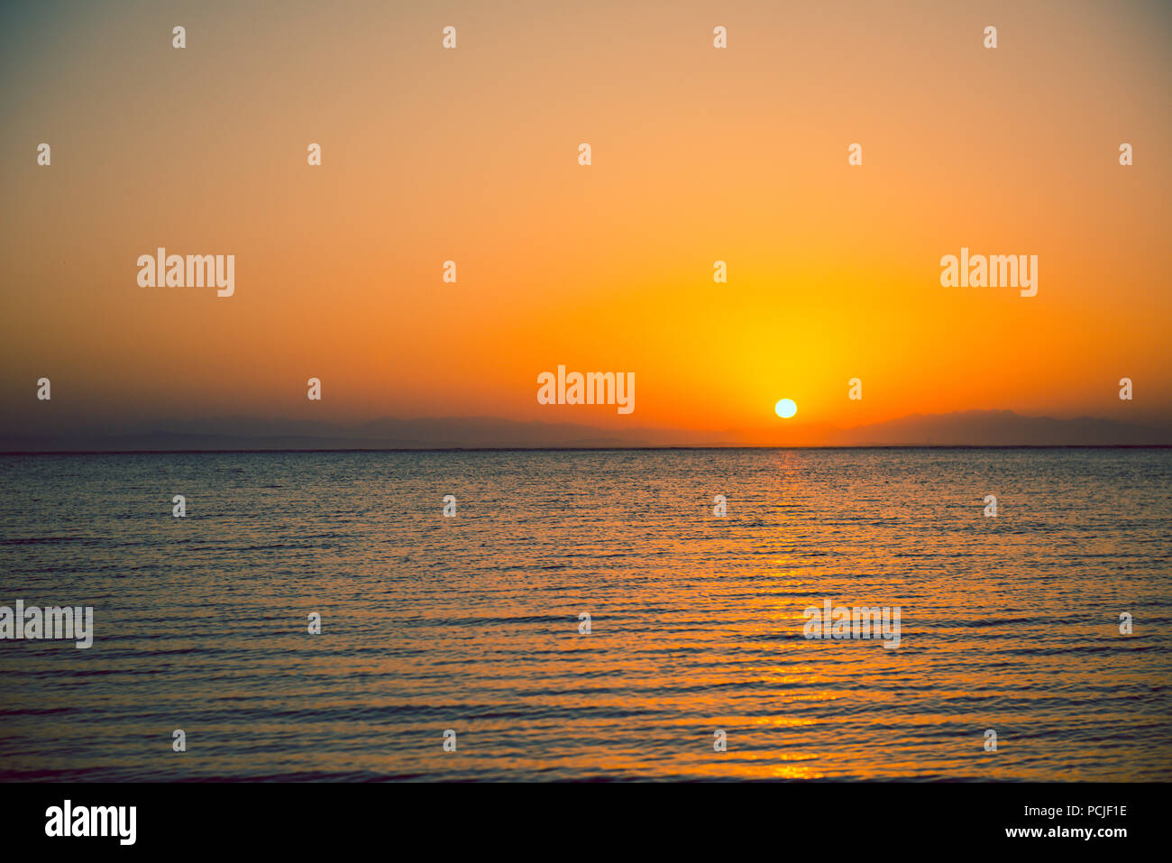 Lever du soleil en mer avec le soleil sur la ligne d'horizon de la mer Banque D'Images