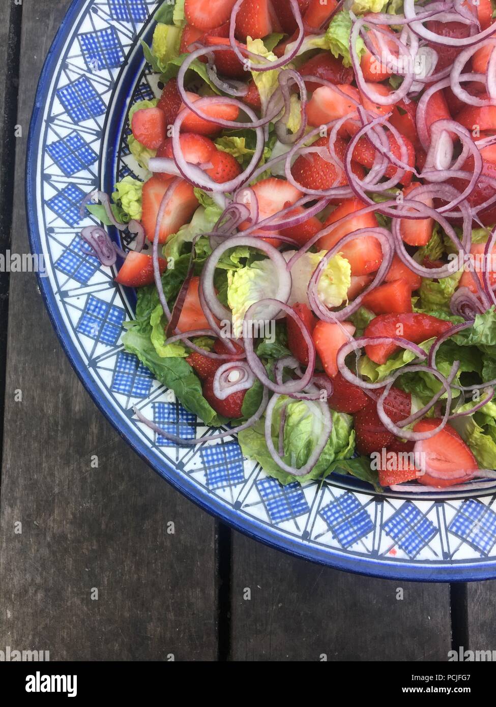 Salade de fraises et d'oignon rouge Banque D'Images