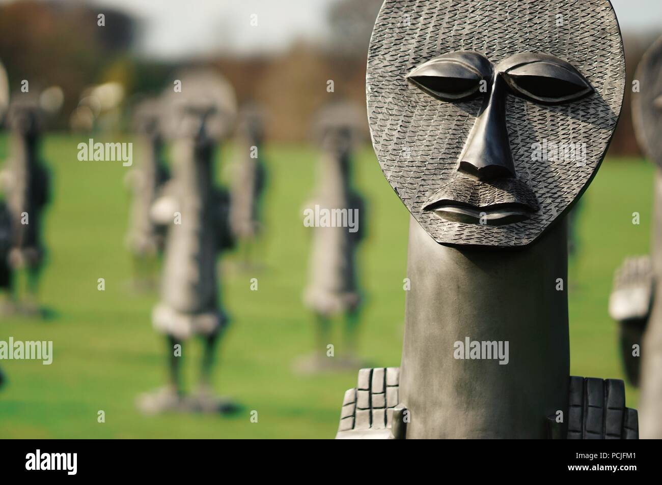 Sculpture statue ou de visages étranges dans un jardin, photo prise dans le Yorkshire Sculpture Park, Wakefield, Angleterre, Royaume-Uni Banque D'Images