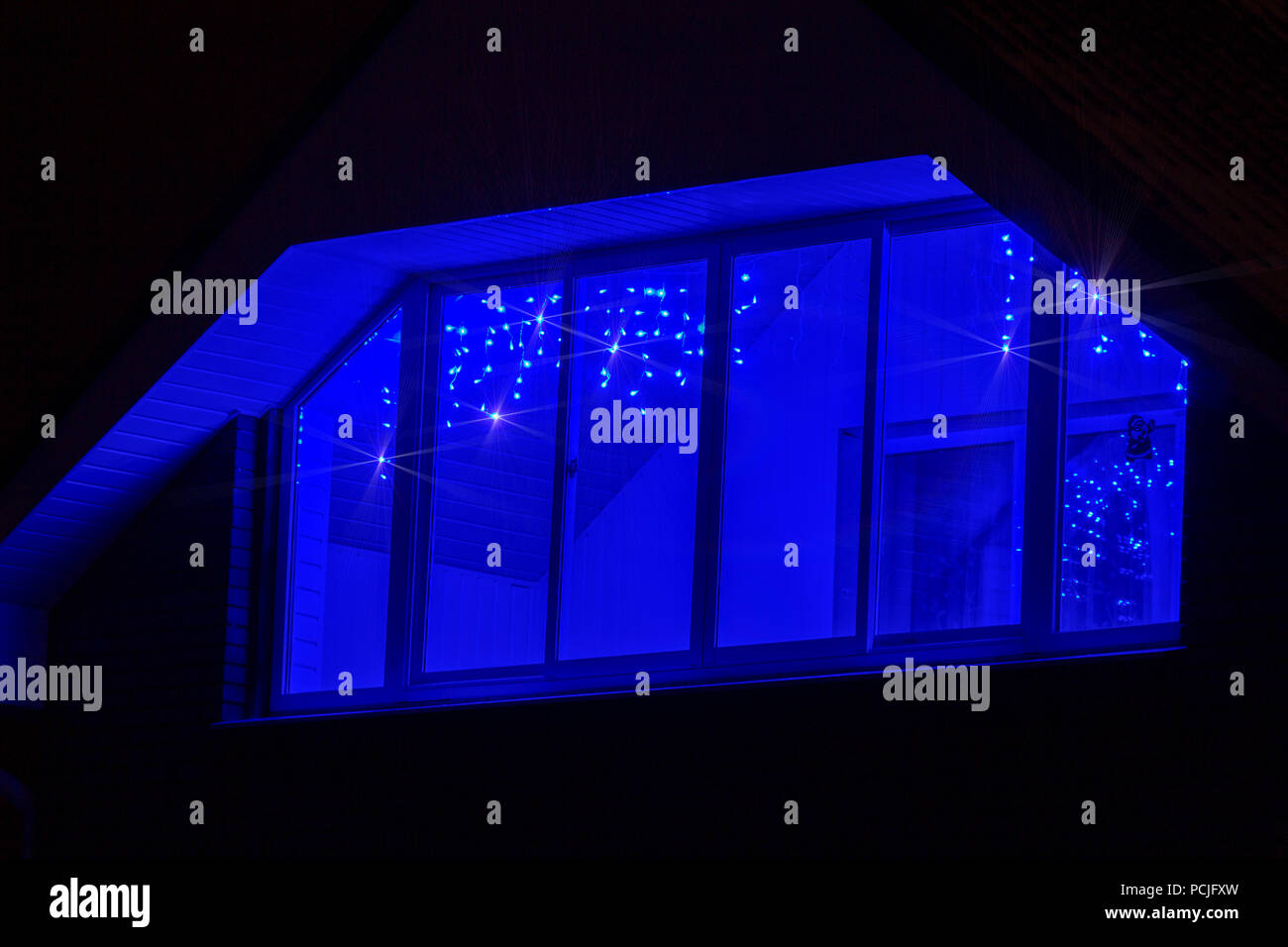 Blue Christmas garland orne le balcon d'une maison privée. Banque D'Images