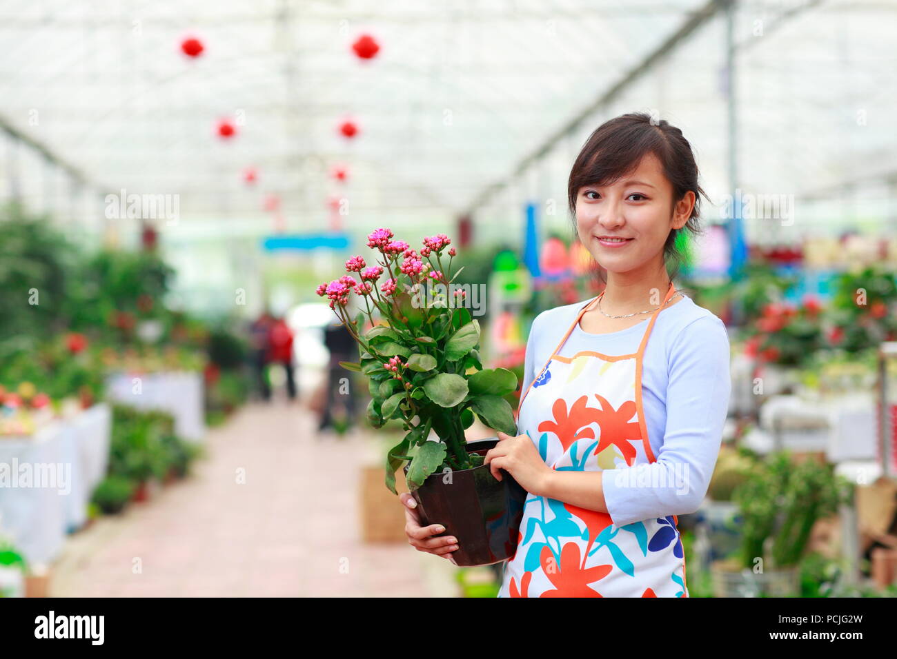 Jeune femme d'origine asiatique dans la boutique de fleuriste Banque D'Images