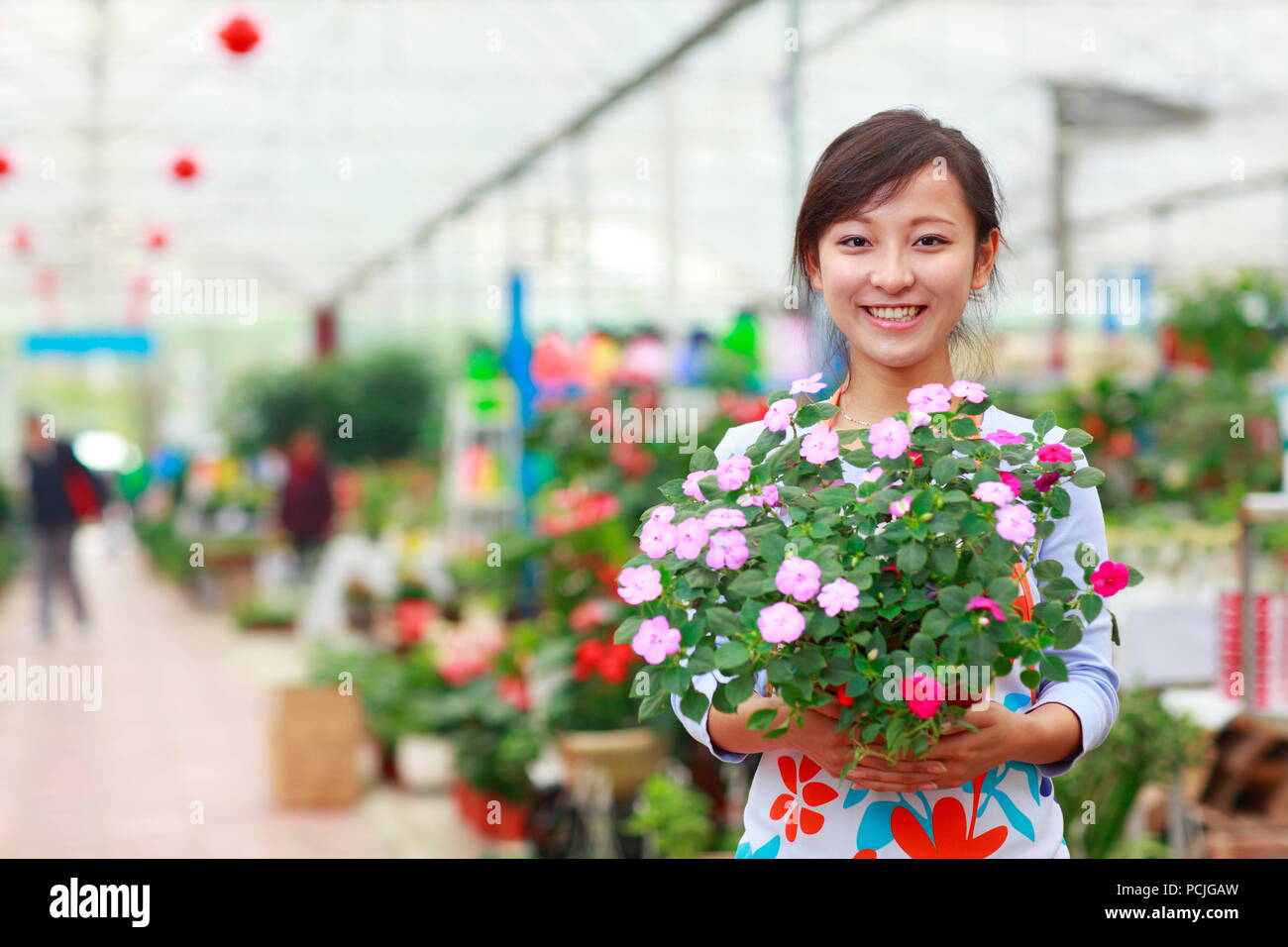 Jeune femme d'origine asiatique dans la boutique de fleuriste Banque D'Images
