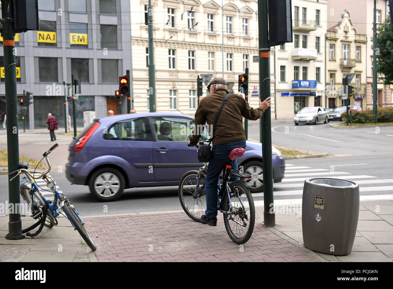 Le cycliste de passage de piétons à Cracovie Pologne Banque D'Images