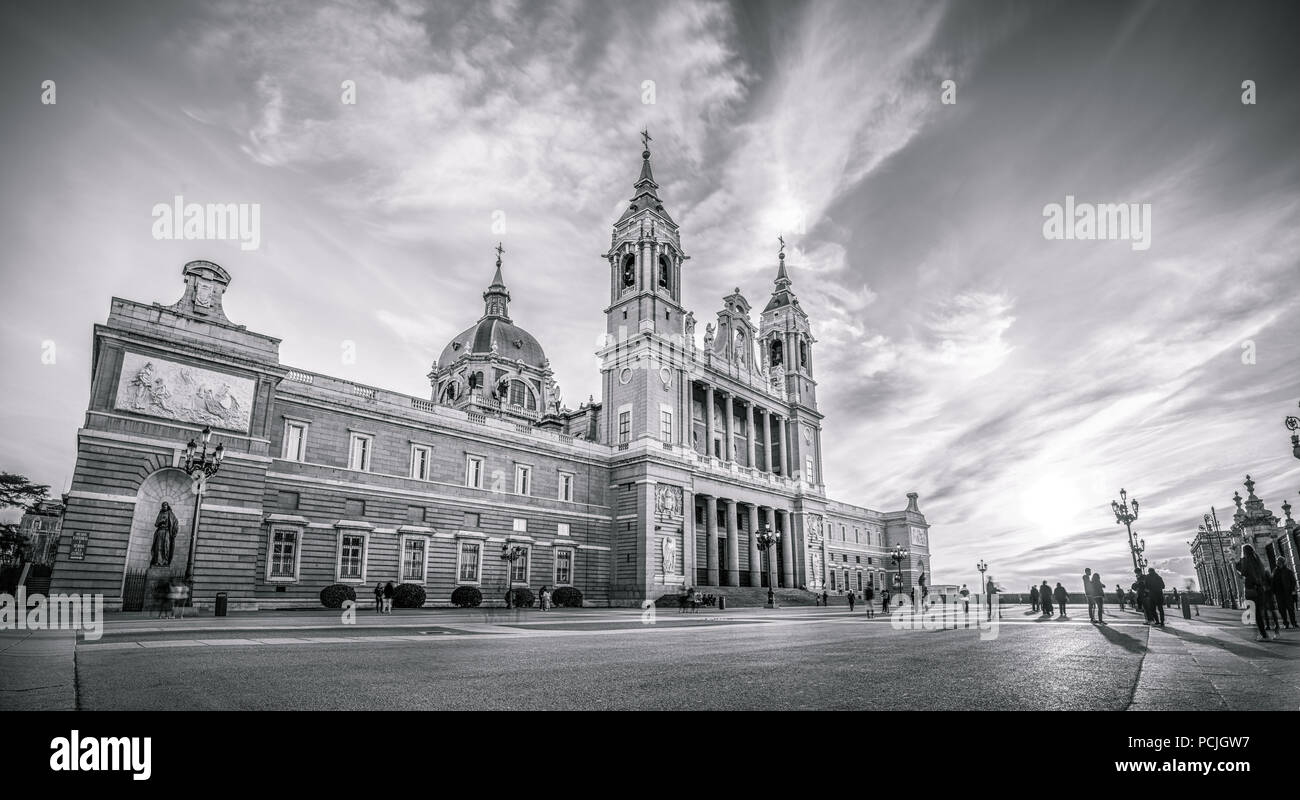 La Cathédrale de l'Almudena est la cathédrale de Madrid, Espagne, et est un bâtiment moderne conclu en 1993. C'est l'une des attractions touristiques de la ville. Banque D'Images