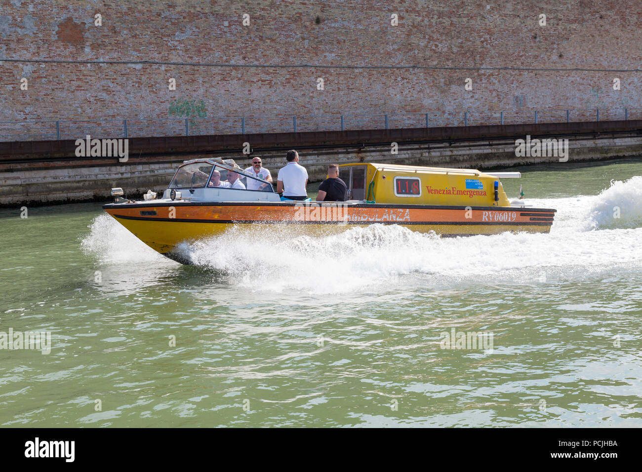 Ambulance vénitienne, les services d'urgence, de répondre à un appel, Venise, Italie, avec une équipe médicale, l'accélération de la lagune, dans leur bateau Banque D'Images