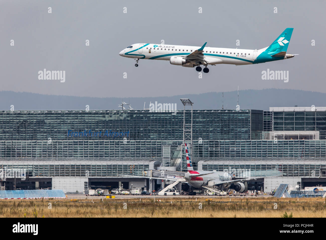 L'aéroport de Francfort / Main, FRA, Fraport, Air Dolomiti, Embraer ERJ-195LR approchant, Terminal 2, bâtiment Banque D'Images