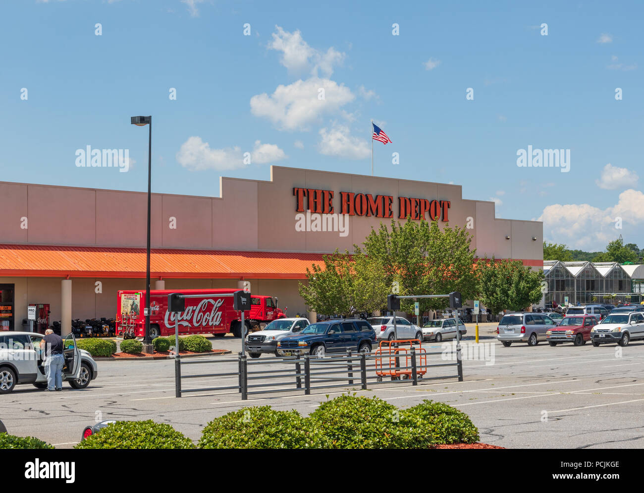 HICKORY, NC, USA-26 le 18 juillet : une succursale de Home Depot, un big-box magasin de bricolage, outils de vente, rénovation et matériaux de construction. Banque D'Images
