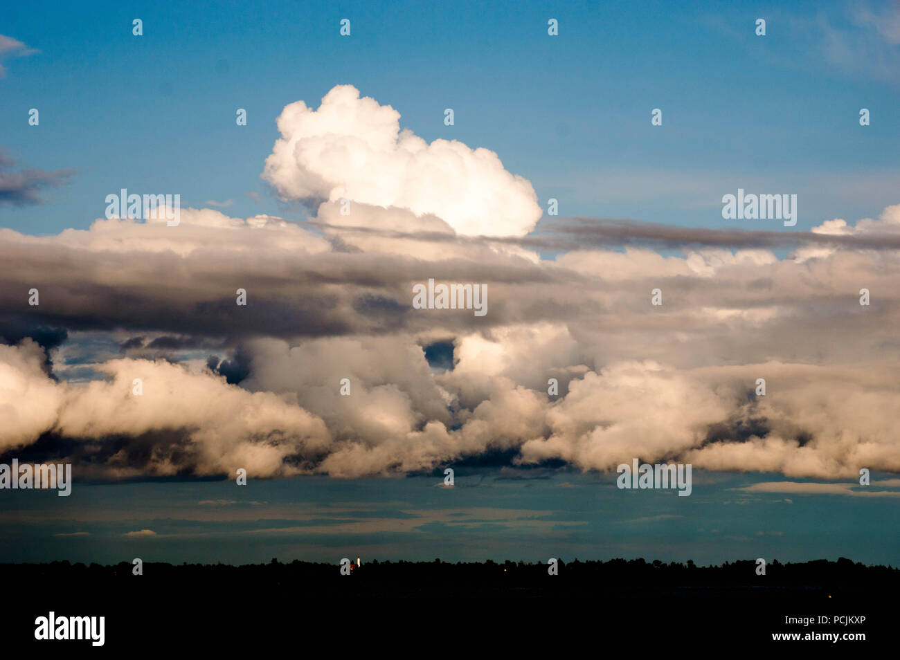 Des nuages sombres s'abattant sur le lac Huron Banque D'Images