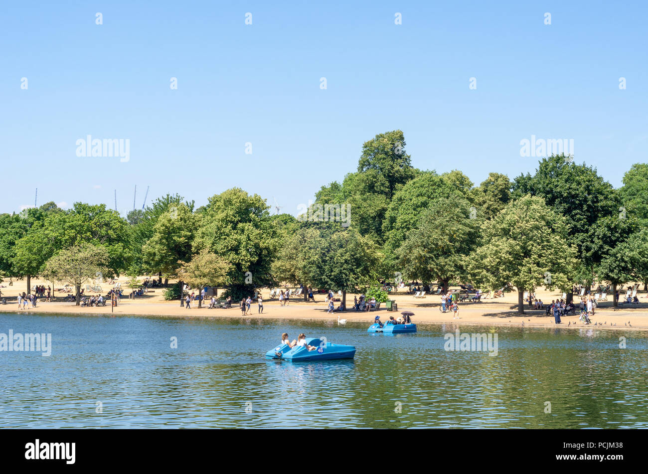 Bateaux sur le serpentin à Hyde Park en pendant la vague de chaleur de l'été 2018 Banque D'Images