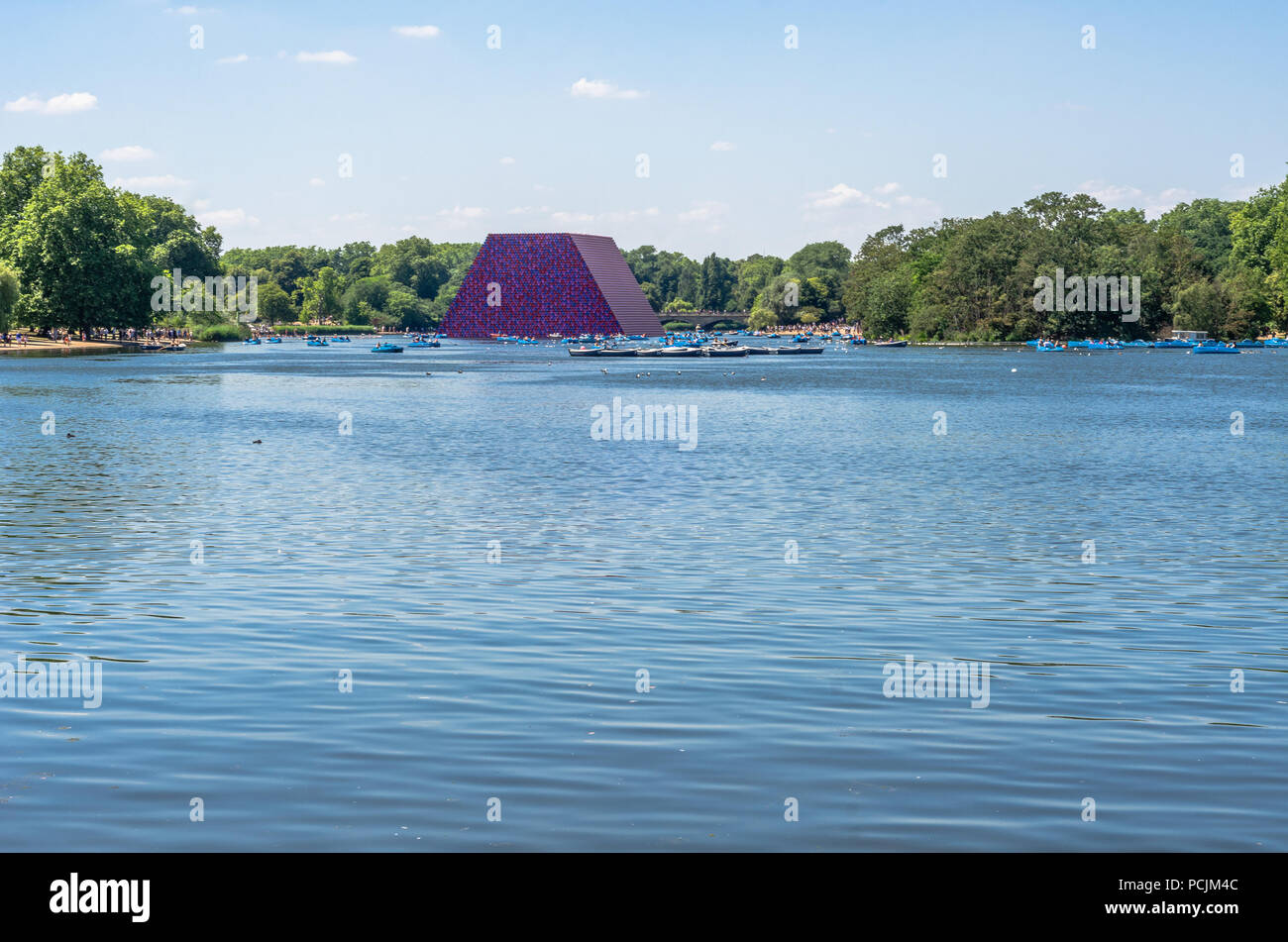 Le lac Serpentine, à Hyde Park, Londres avec le mastaba en arrière-plan en été 2018 Banque D'Images