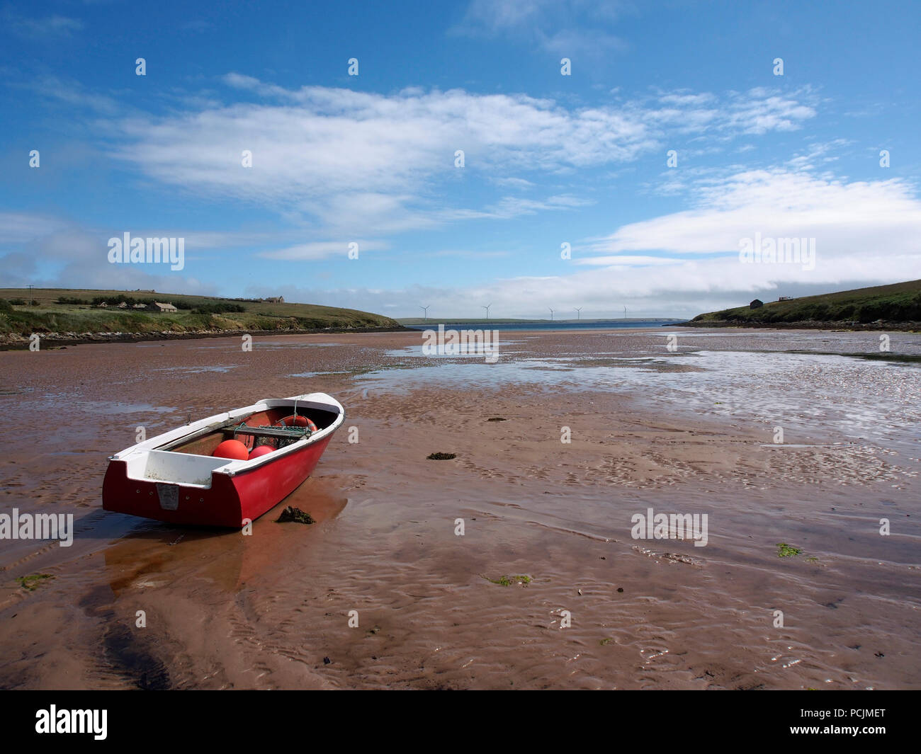 Bateau rouge, Mill Bay, Eday, Orkney Banque D'Images