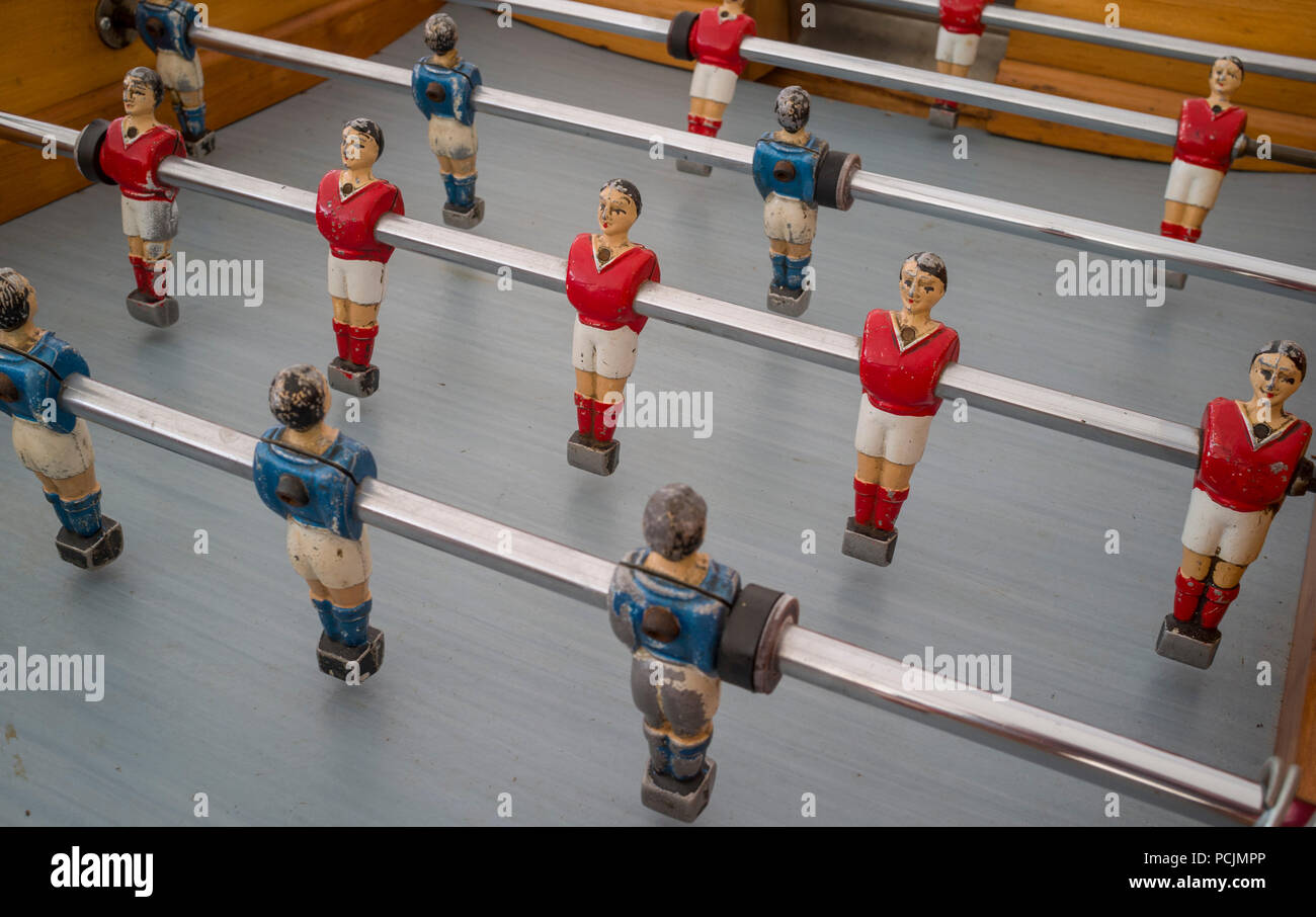 Vintage baby-foot ou de baby-foot match à St Pierre de Cormeilles, Normandie, France Banque D'Images