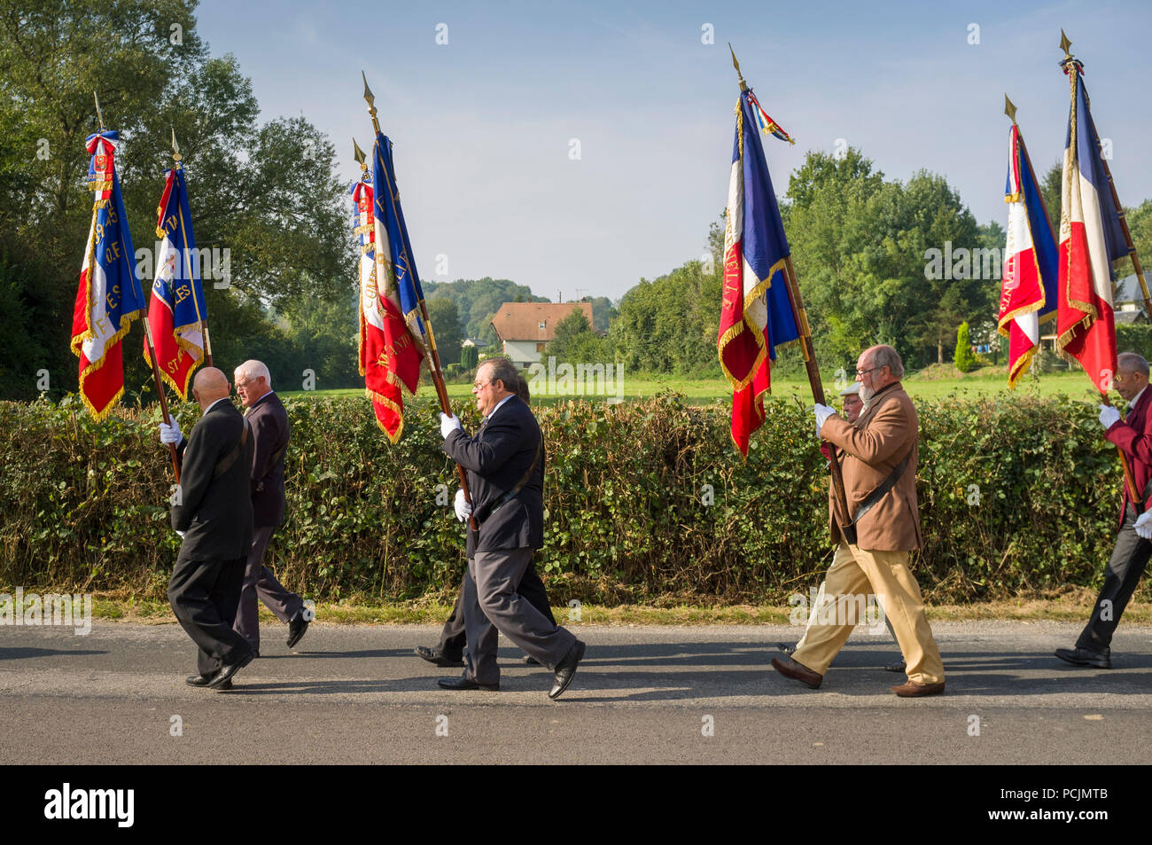 Anciens combattants et anciens soldats défilent en procession à St Pierre de Cormeilles le Jour du Souvenir, Normandie, France. Banque D'Images