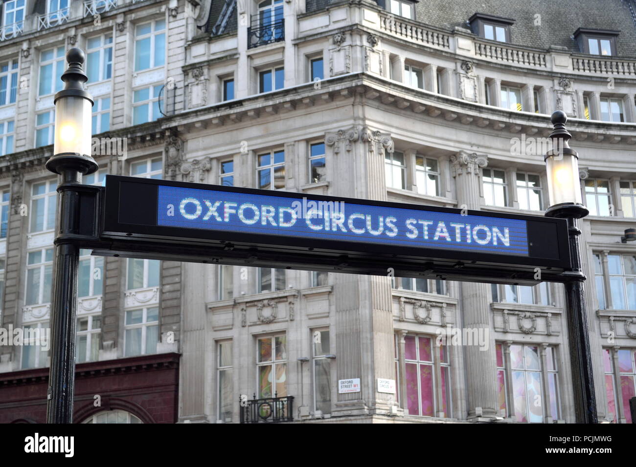 La station Oxford Circus signe à la jonction de Regent Street et Oxford Street Banque D'Images