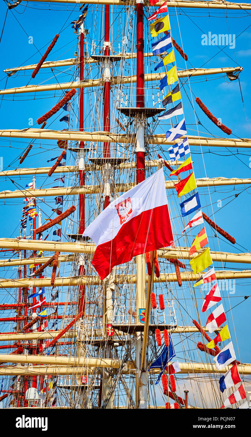 Drapeau polonais sur un voilier mât. Banque D'Images