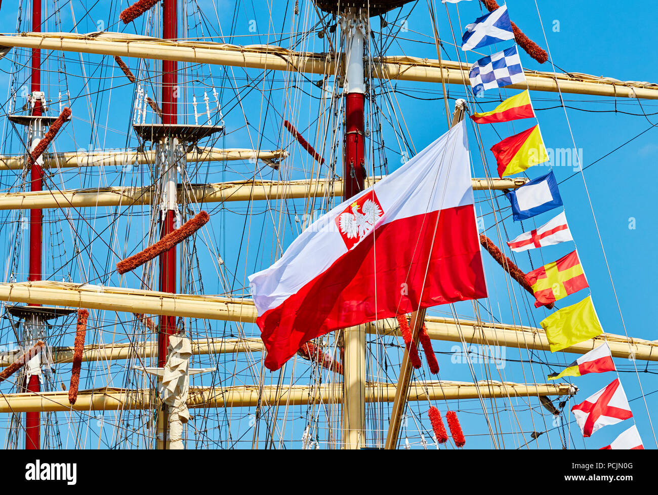 Drapeau polonais sur un voilier mât. Banque D'Images