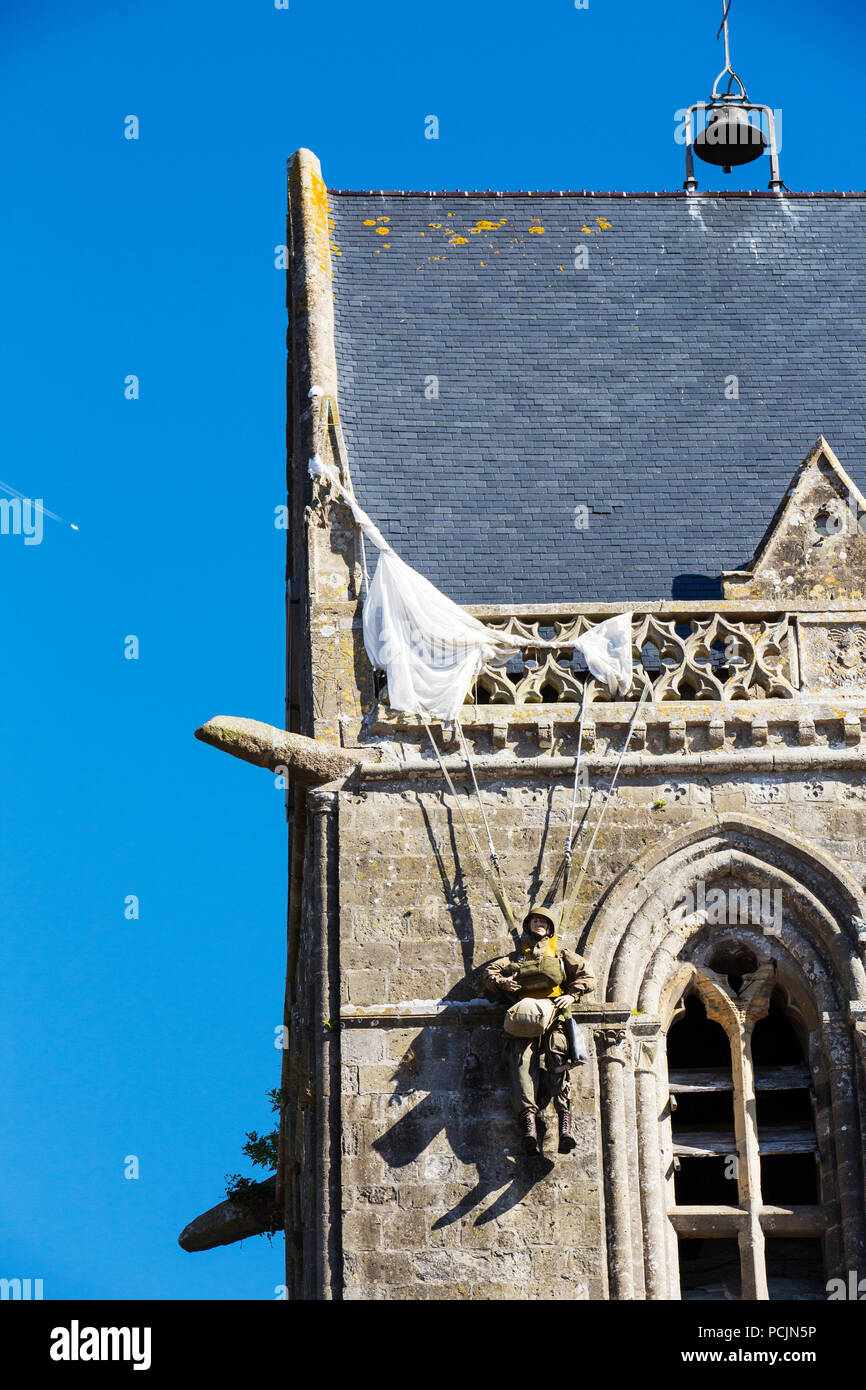 Le parachute mémorial sur l'église de SainteMèreEglise, à paratrooper
