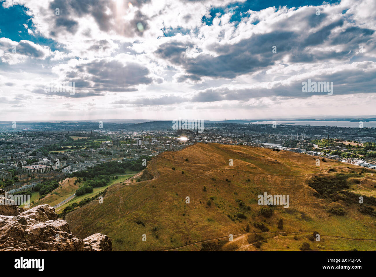 Voir d'Édimbourg de Arthur's Seat à Holyrood Park. L'Écosse, Royaume-Uni. Banque D'Images