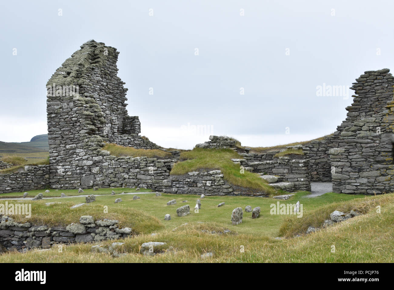 Jarlshof, pointe sud de l'Îles Shetland, Écosse, Royaume-Uni. Site de l'âge de pierre et ruines scandinaves. Banque D'Images