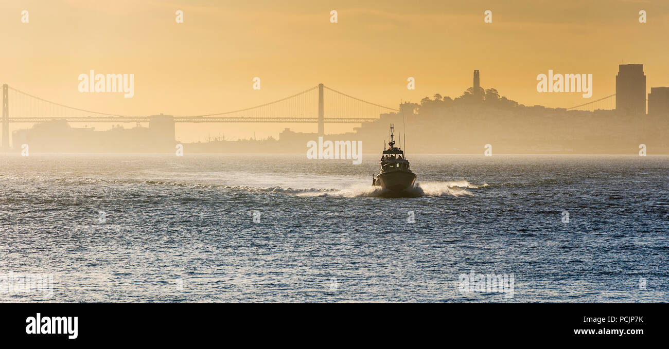 Voile en Baie de San Francisco au coucher du soleil avec brouillard Banque D'Images